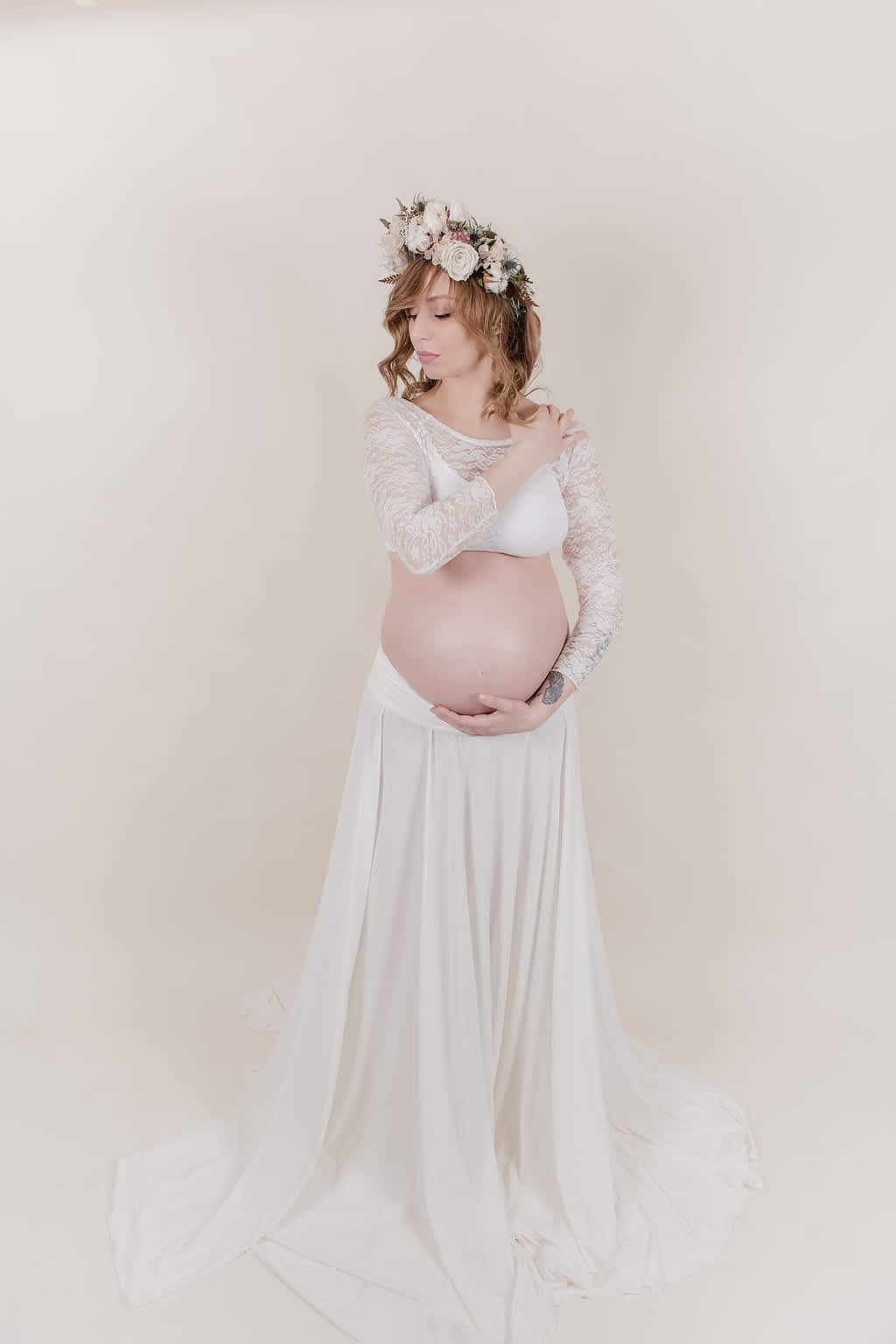 Photographe grossesse à Nantes, séance photo grossesse en studio, robe de grossesse et couronne de fleurs
